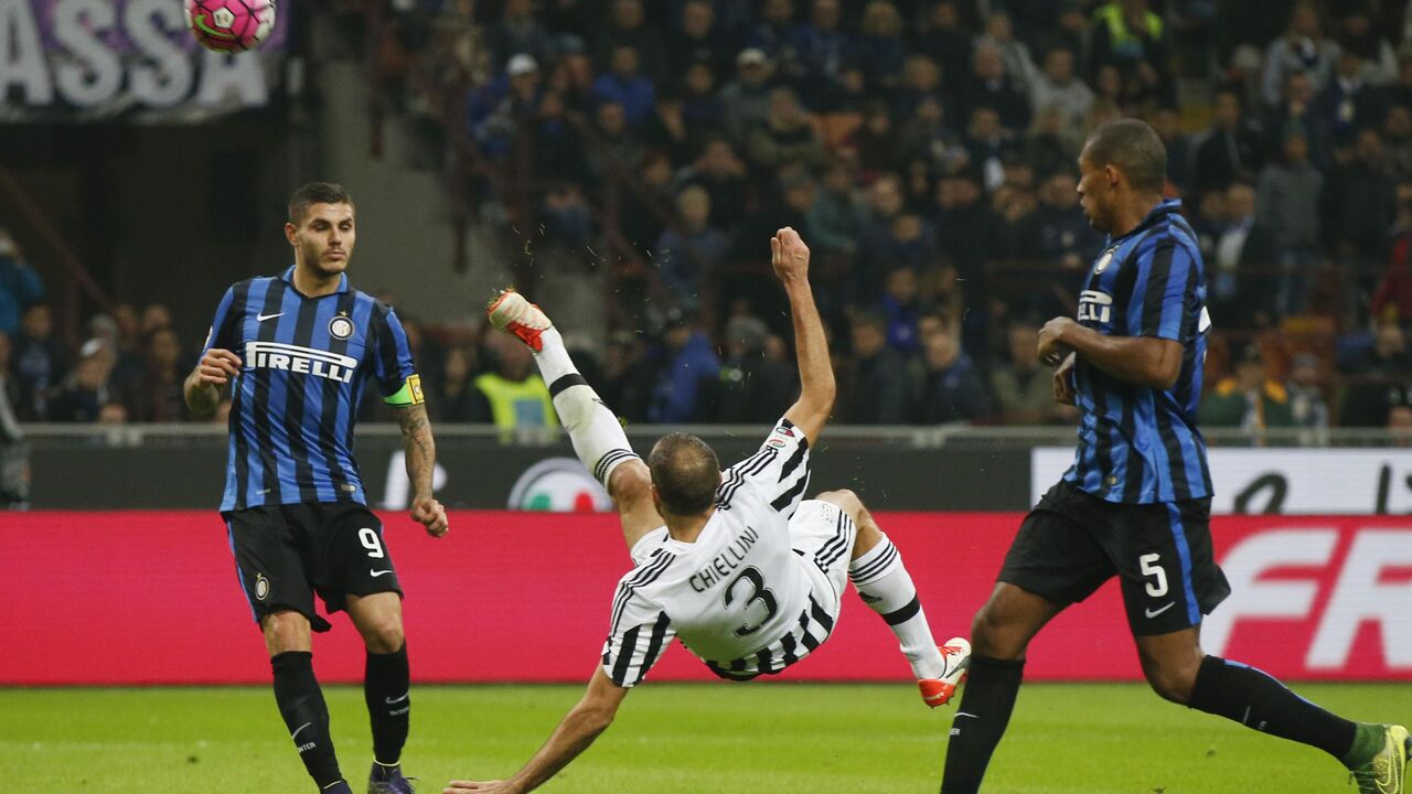 Đorđo Kjelini pokušava da postigne gol makazicama u derbiju Italije protiv Intera