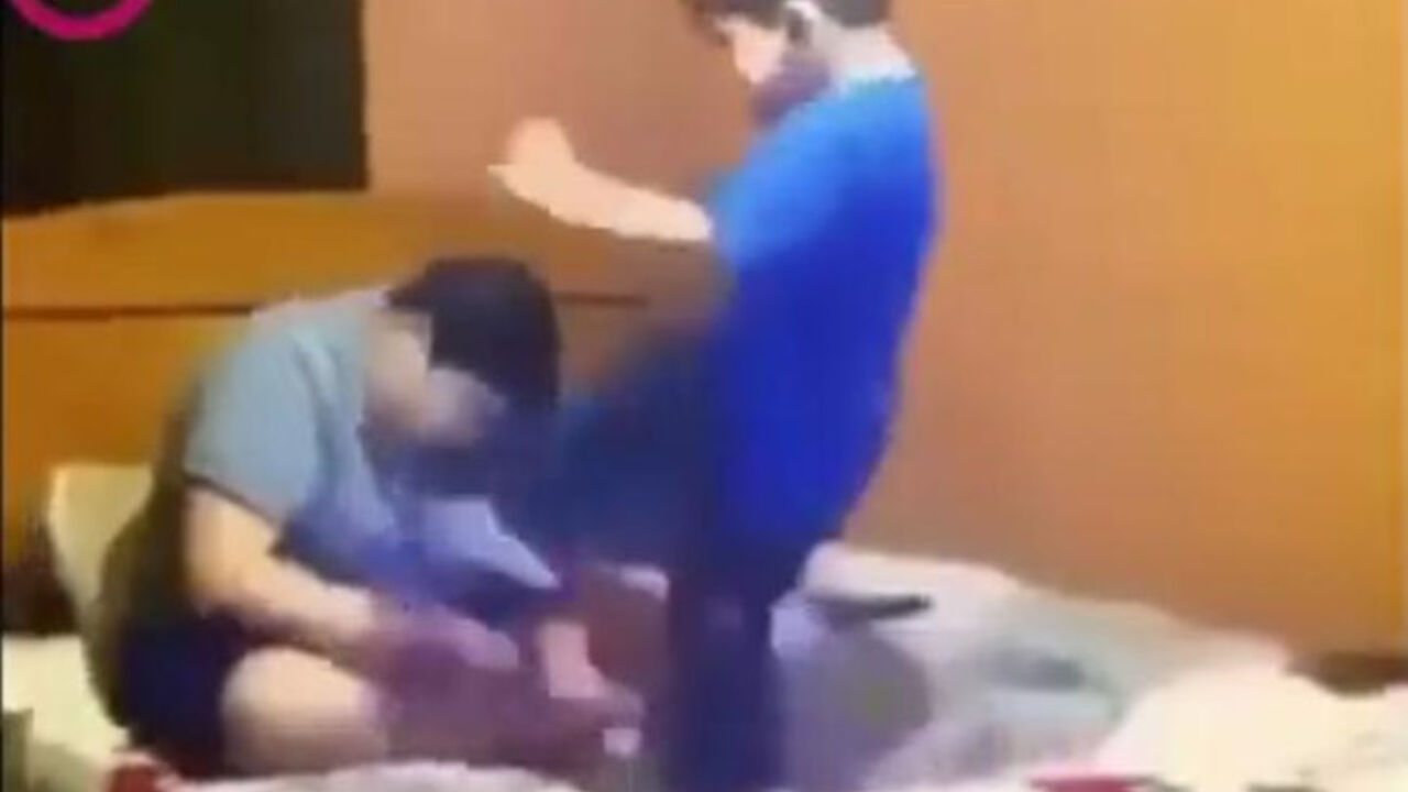 Mali bata udara velikog batu nogom u glavu