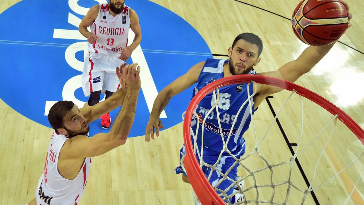 Kostas Papanikolau zakucava u meču protiv Gruzije na Evrobasketu