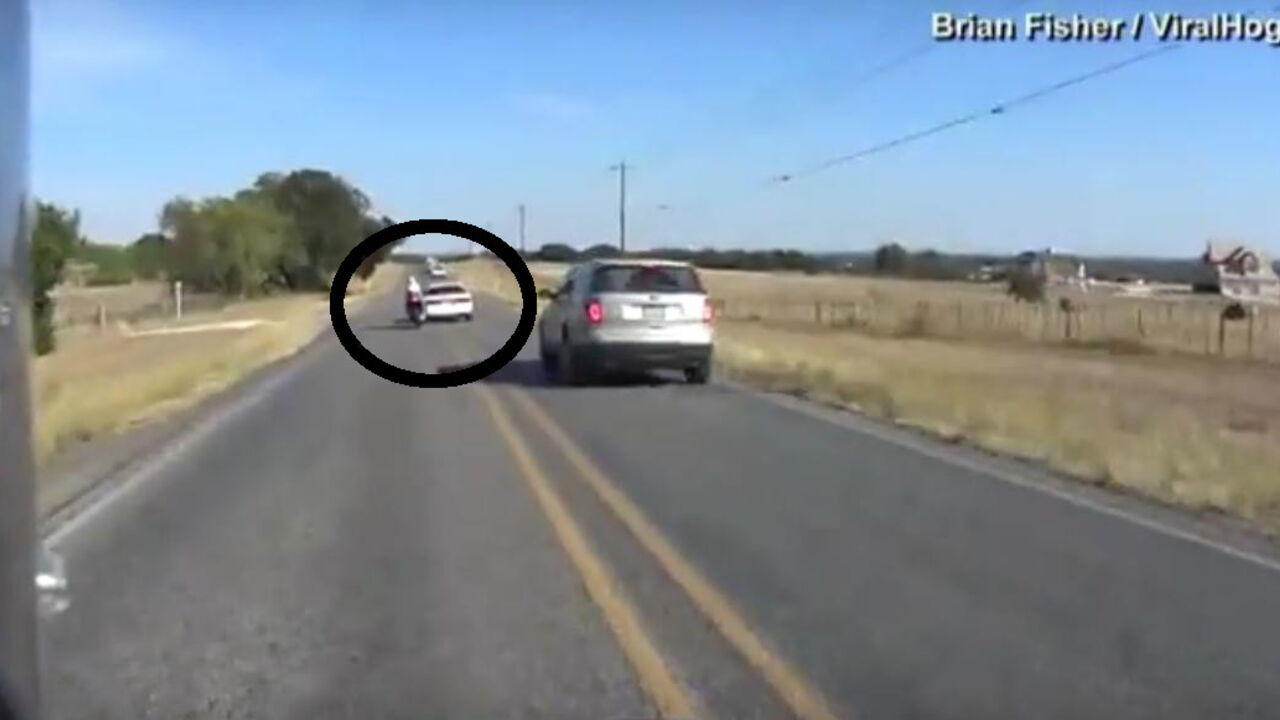 Automobil udara u motociklistu