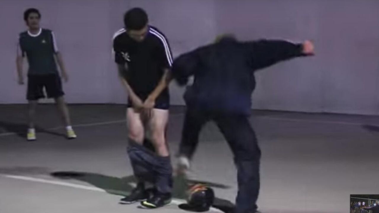 Šon Garnije skida gaće protivniku