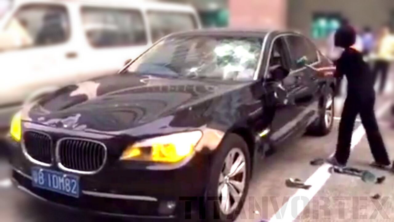Besna žena razbija auto