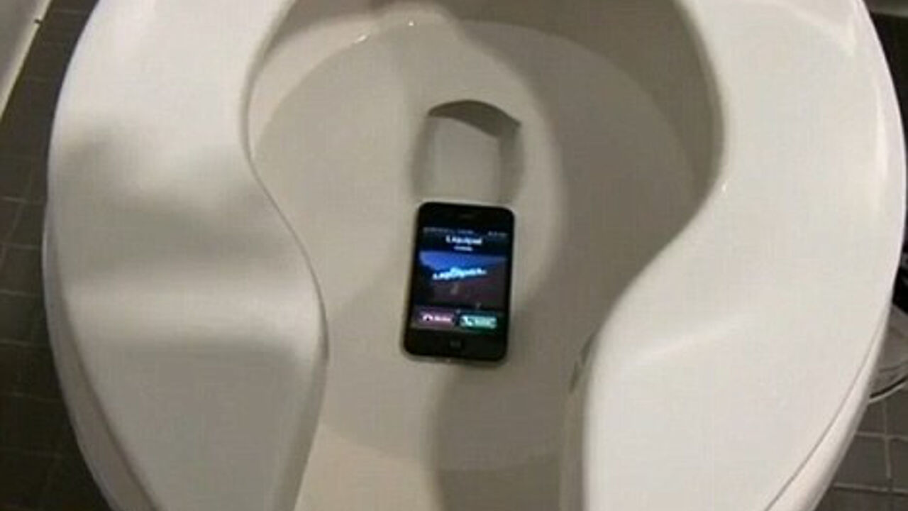 Mobilni u WC šolji