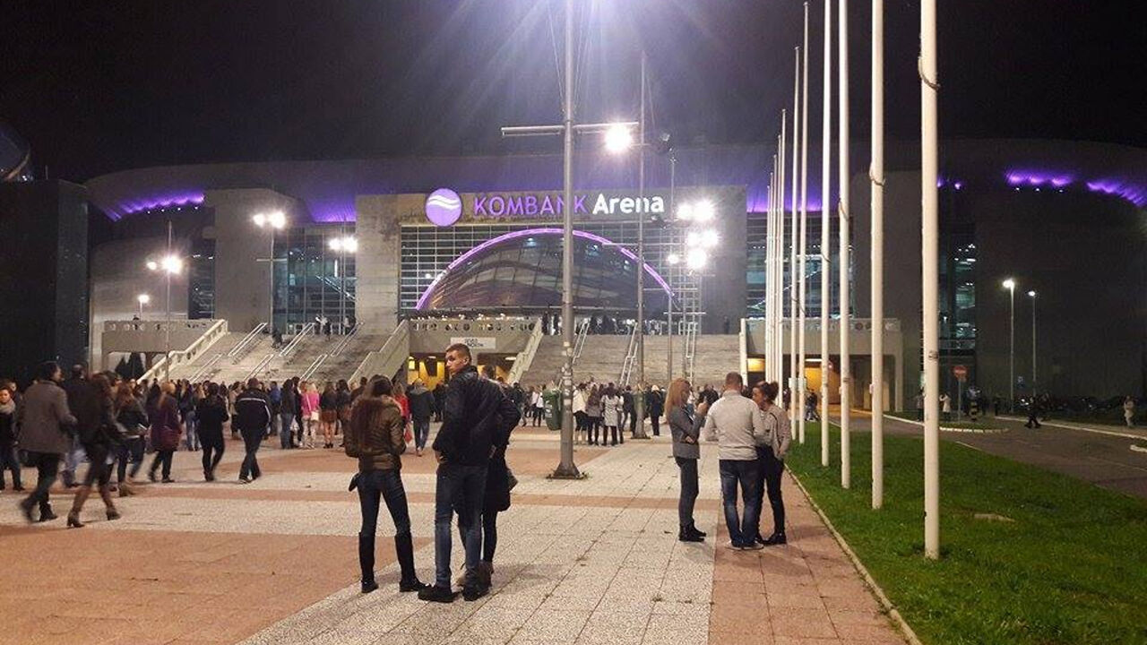 Posetioci ispred Arene