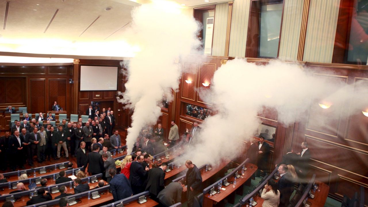 neredi u Skupštini na Kosovu