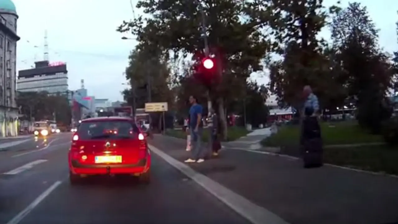 automobil prolazi na crveno slovo