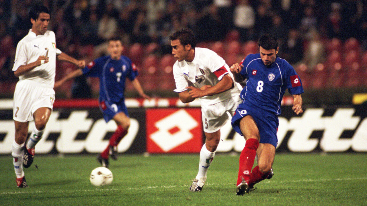 Fabio Kanavaro u duelu sa Matejom Kežmanom