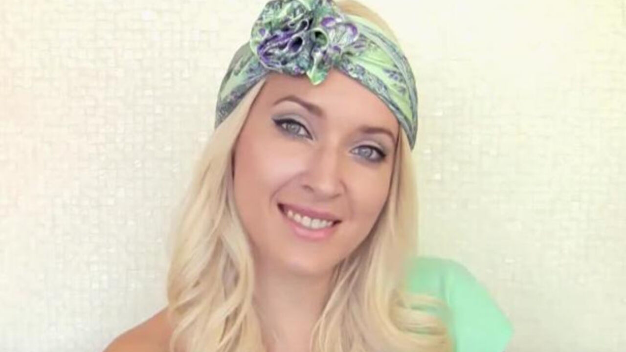 devojka sa maramom na glavi