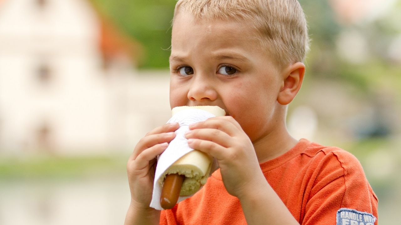 Dete jede hot-dog