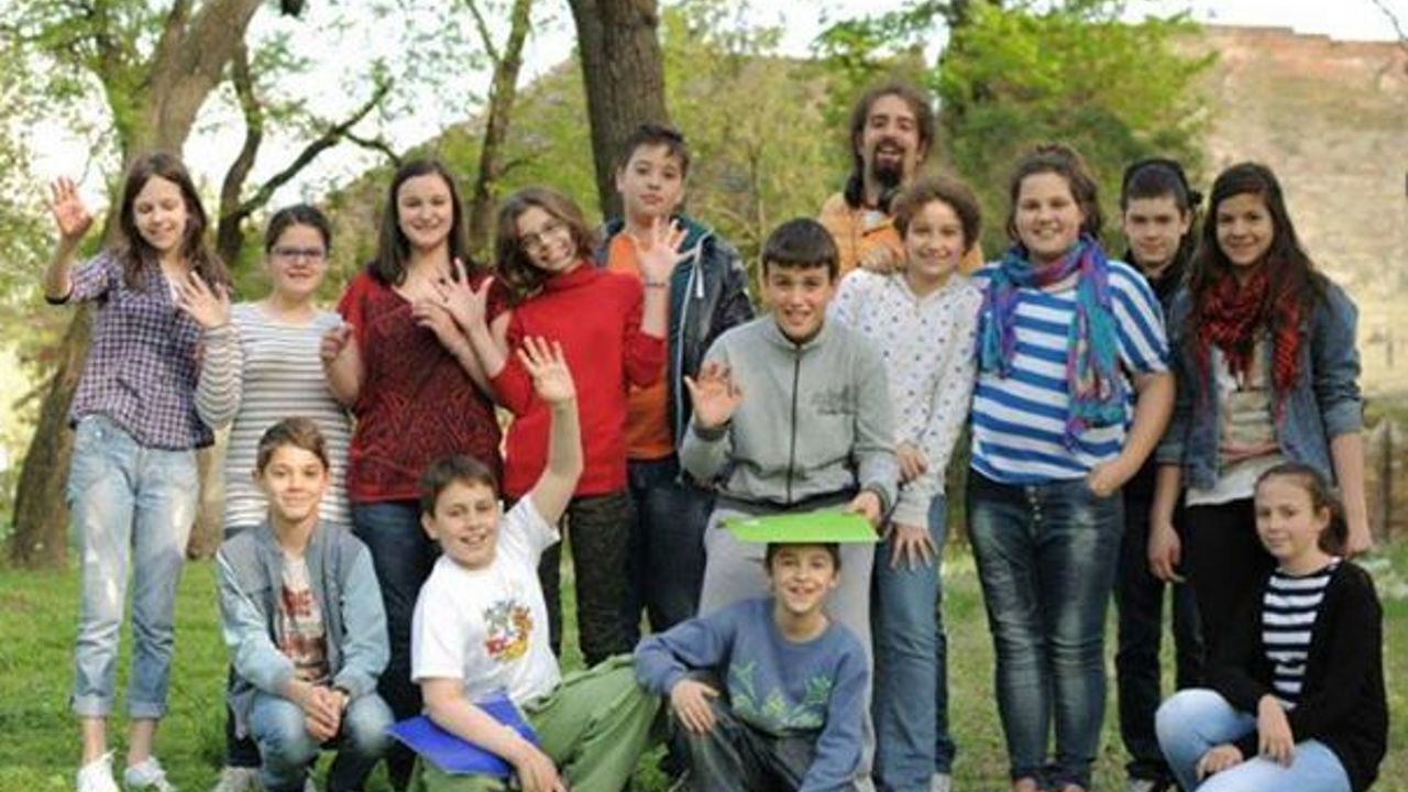 Profesor Marko Pejčić sa učenicima