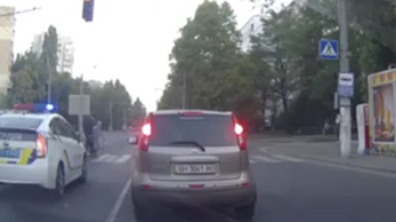 policajac pomaže baki