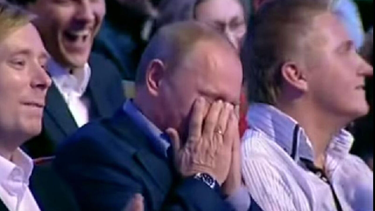Vladimir Putin se smeje