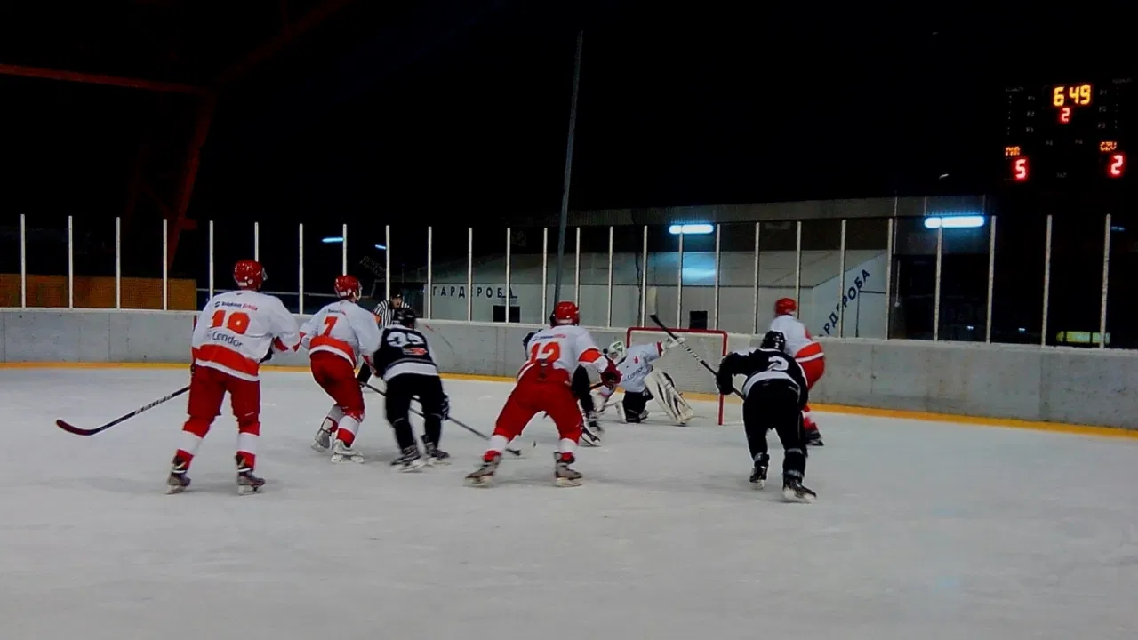Duel hokejaša Partizana i Cvene zvezde u plej-ofu u sezoni 2014-15.