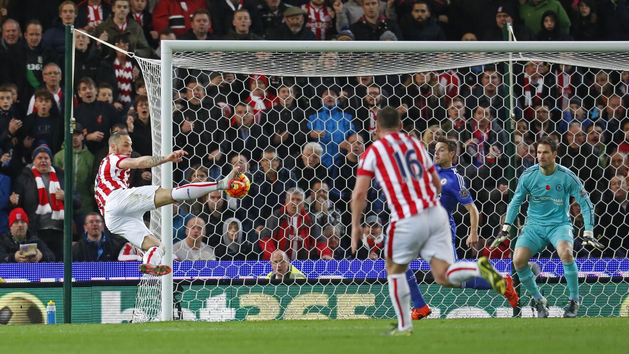 Marko Arnautović polumakazicama postiže pobedonosni gol protiv Čelsija