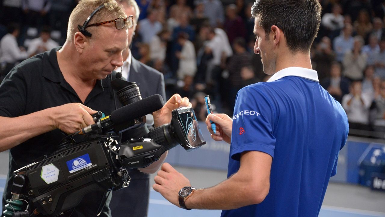 Novak Đoković potpisuje se na kameru posle pobede nad Stanislasom Vavrinkom u polufinalu ATP turnira u Parizu
