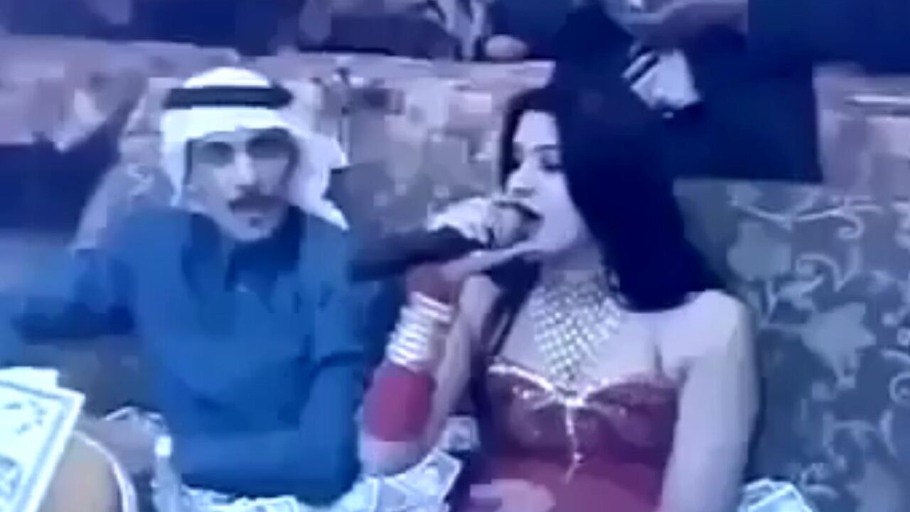 Arapin slavi uz brdo novca
