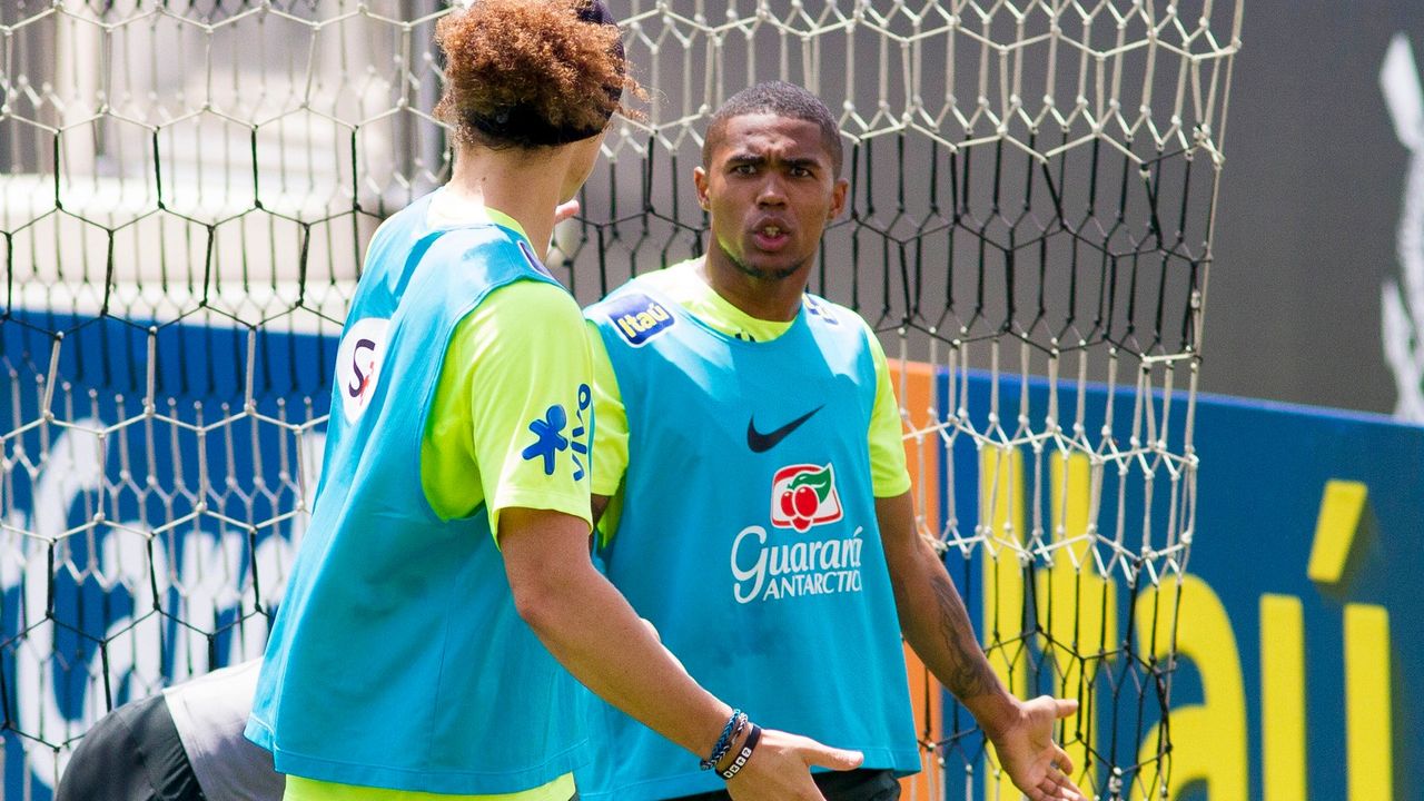 Daglas Kosta i David Luiz na treningu reprezentacije Brazila