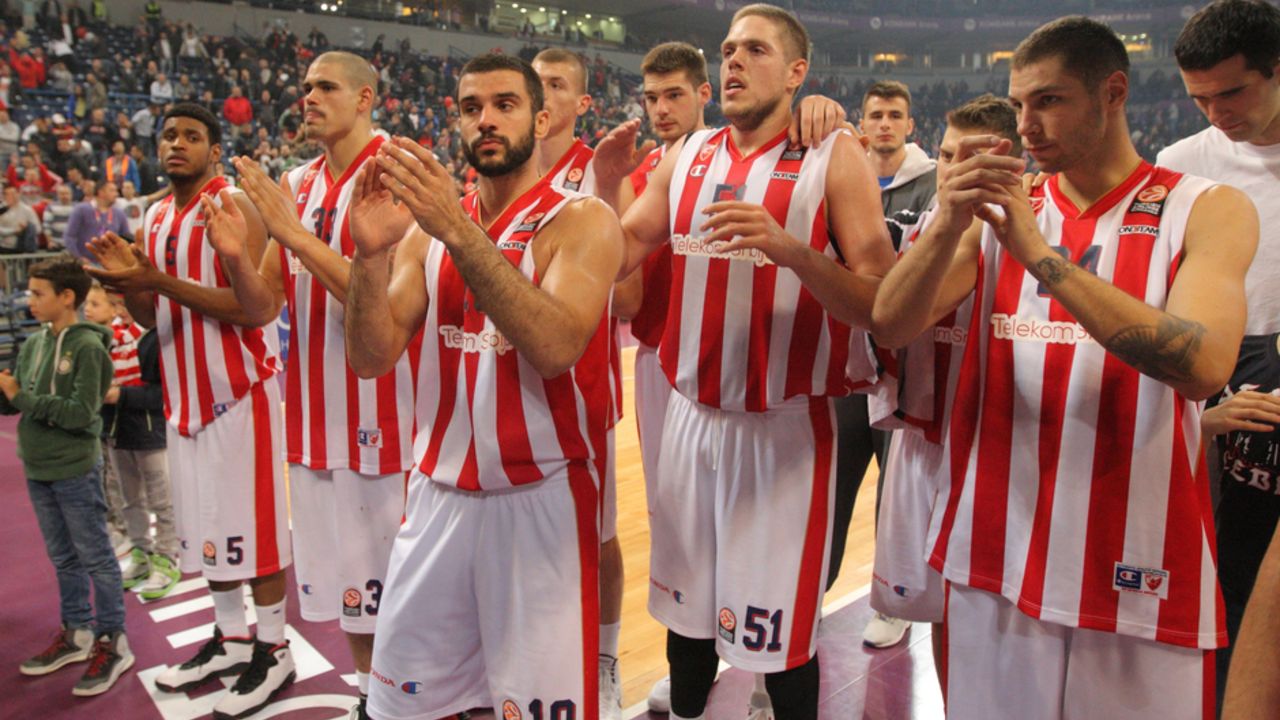 Košarkaši Crvene zvezde pozdravljaju navijače