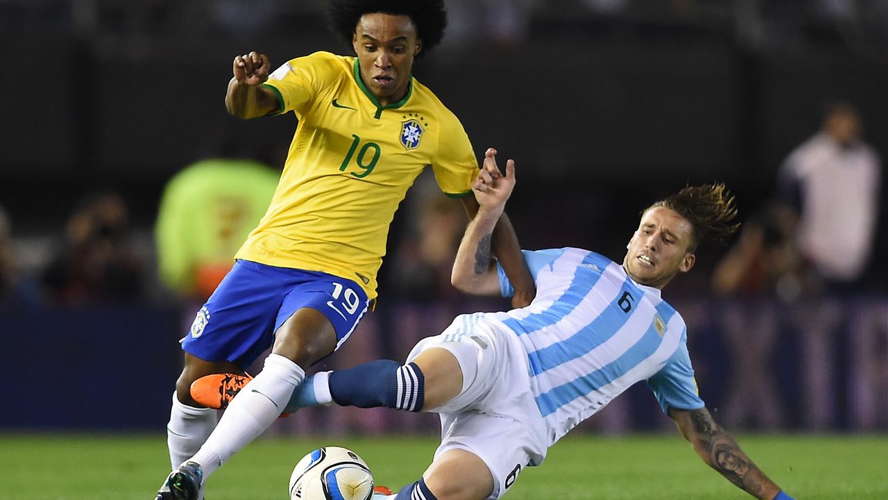 Duel Viljana i Lukasa Bilje u meču kvalifikacija za Mundijal 2018. između Argentine i Brazila
