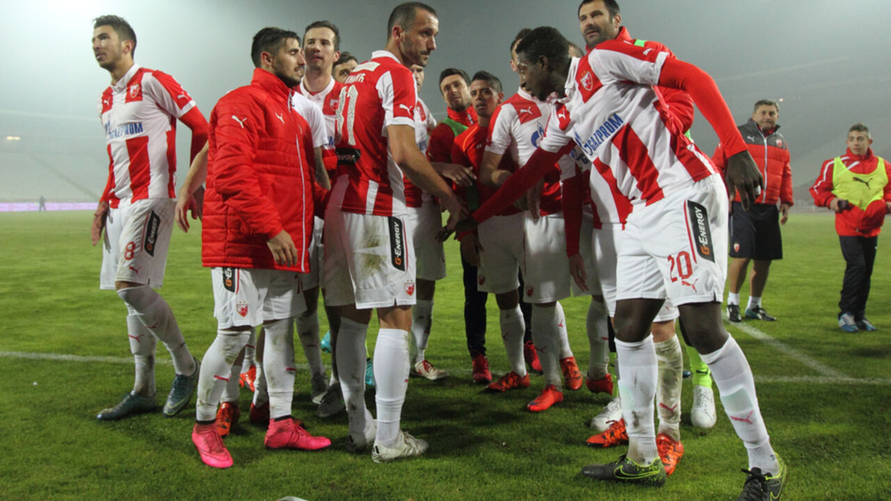 Fudbaleri Crvene zvezde posle utakmice čestitaju jedni drugioma