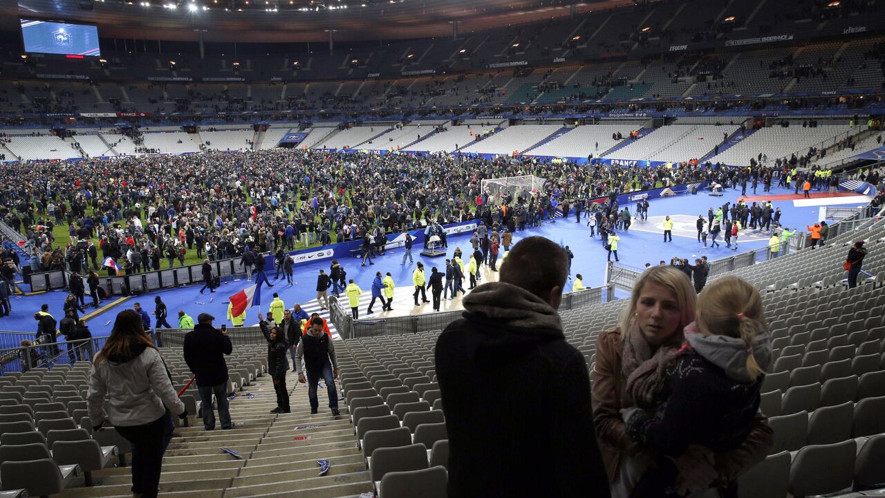 Navijači na stadionu Francuska posle terorističkog napada u Parizu tokom utakmice Francuska - Nemačka