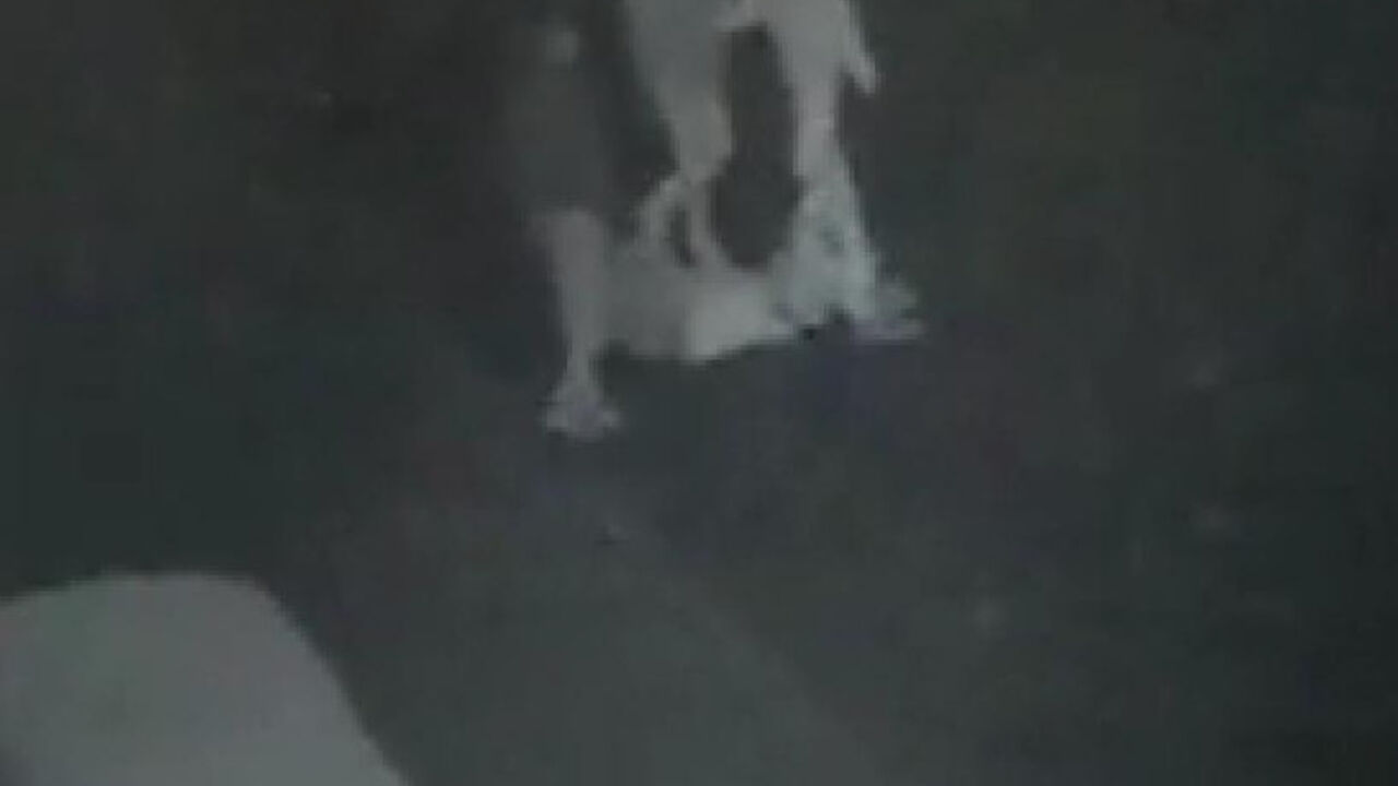 deca tuku starijeg čoveka