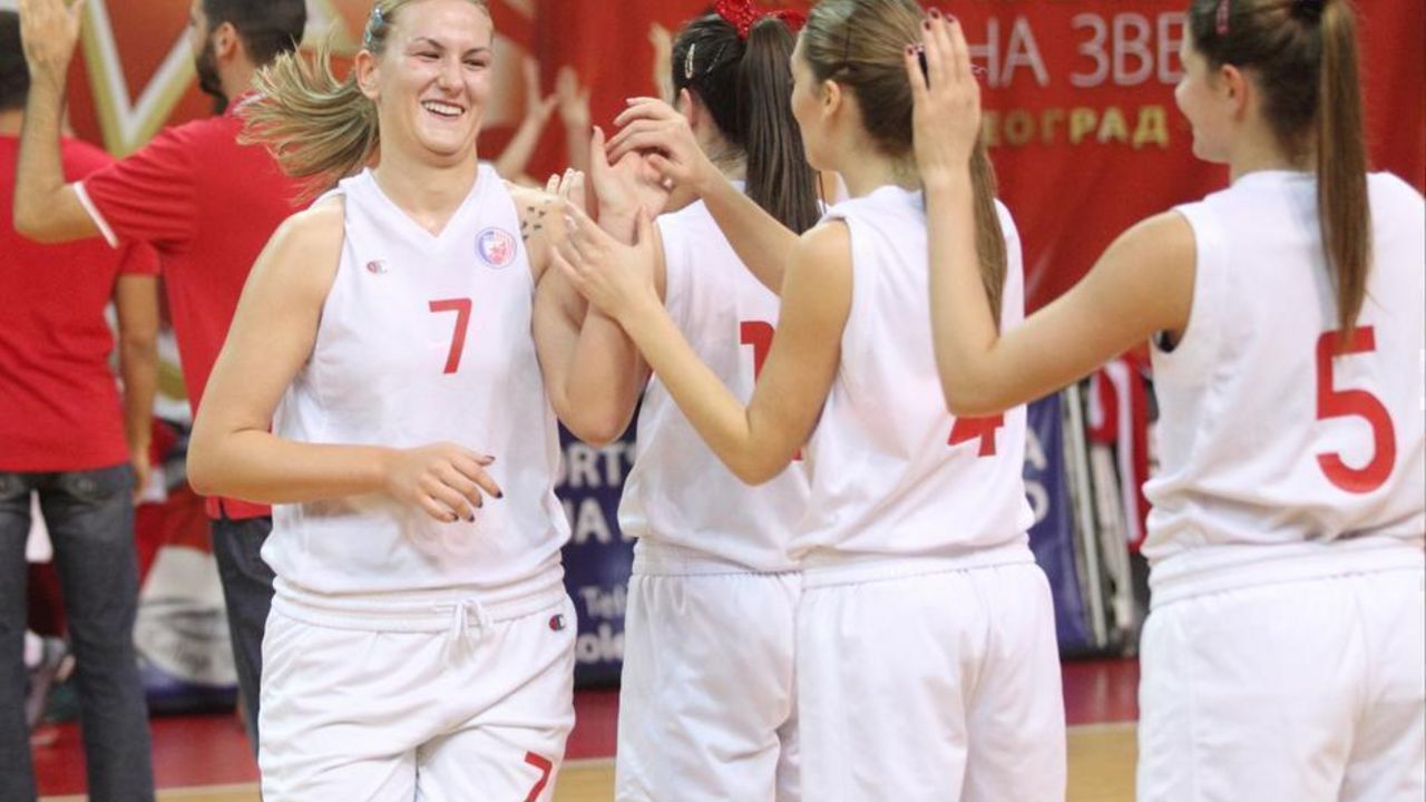 Nataša Kovačević prilikom izlazka na teren na novom debiju u dresu Crvene zvezde