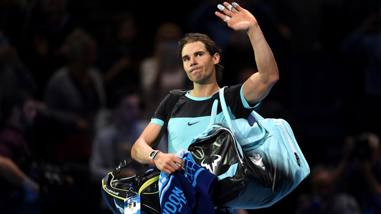 Rafael Nadal pozdravlja publiku u Londonu posle poraza od Novaka Đokovića