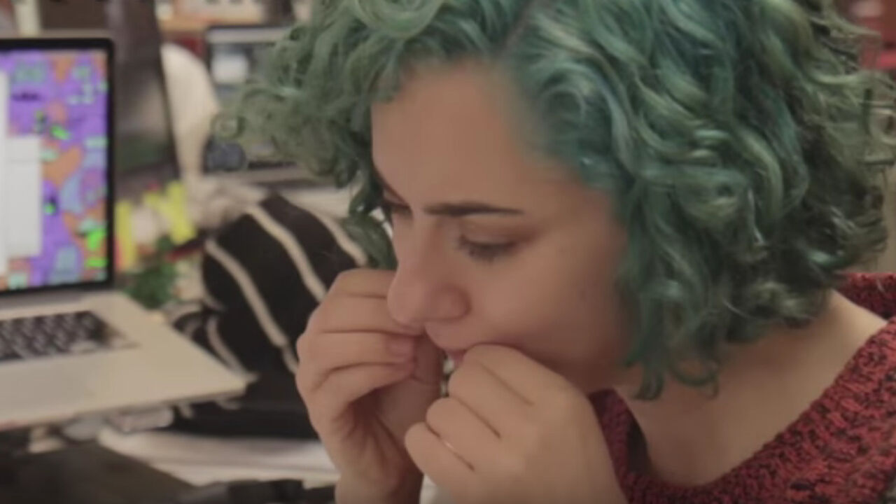 žena jede svoju kosu