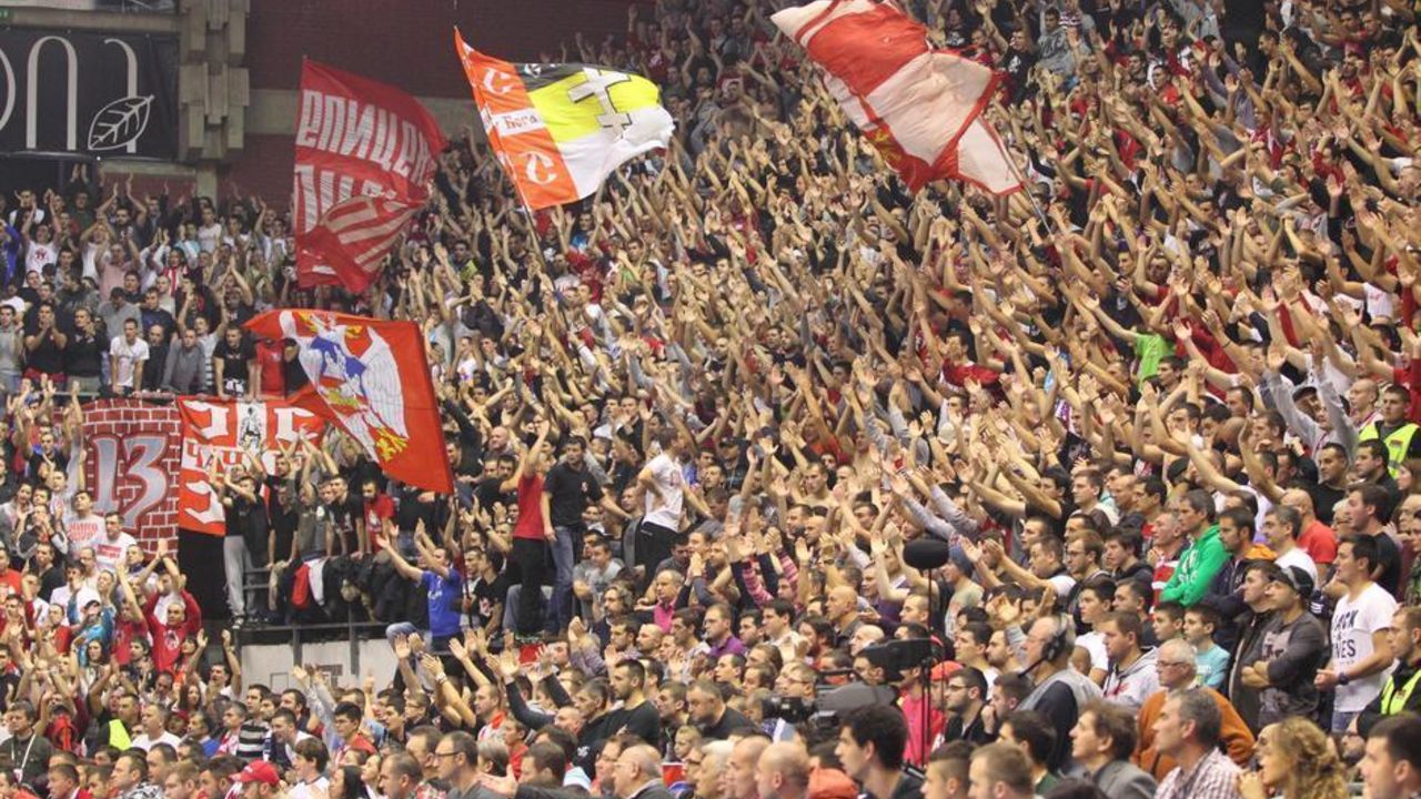 Navijači Crvene zvezde u dvorani Pionir