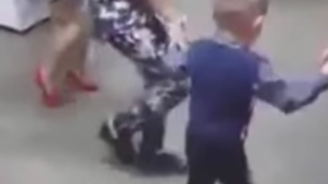 dečak igra kolo