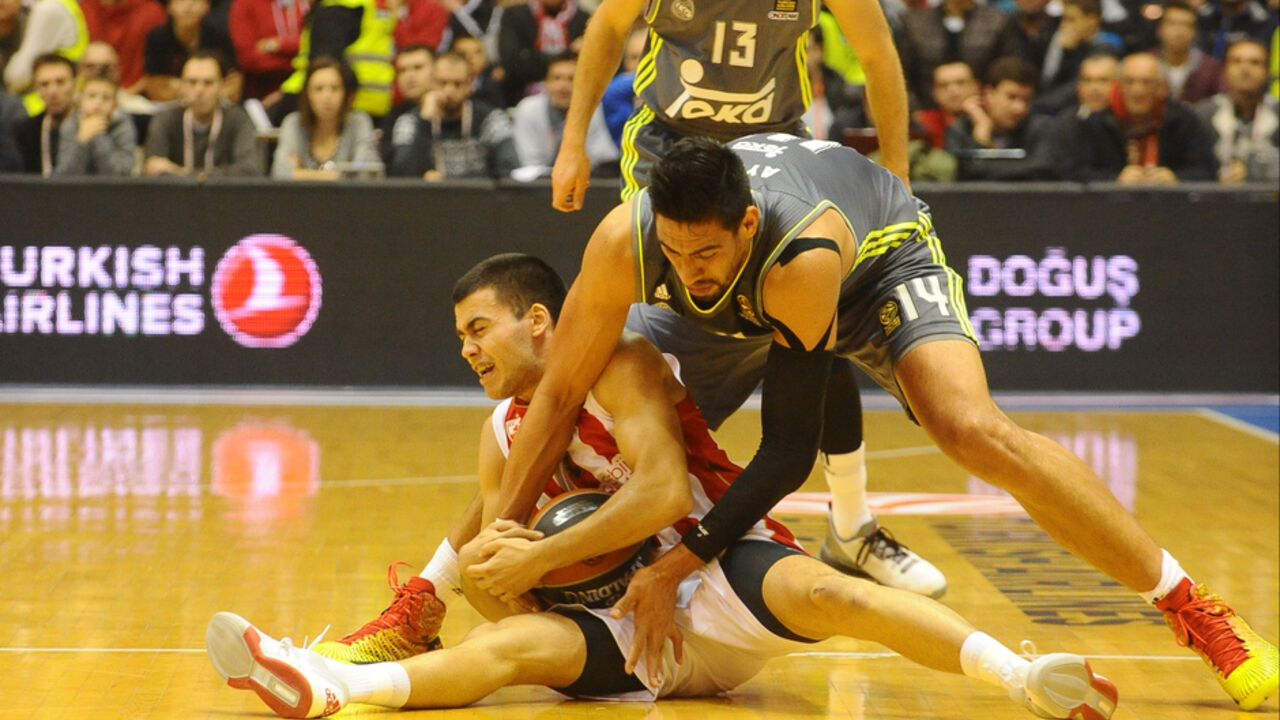 Nikola Rebić i Gustavo Ajon u duelu u meču Evrolige između Crvene zvezde i Real Madrida