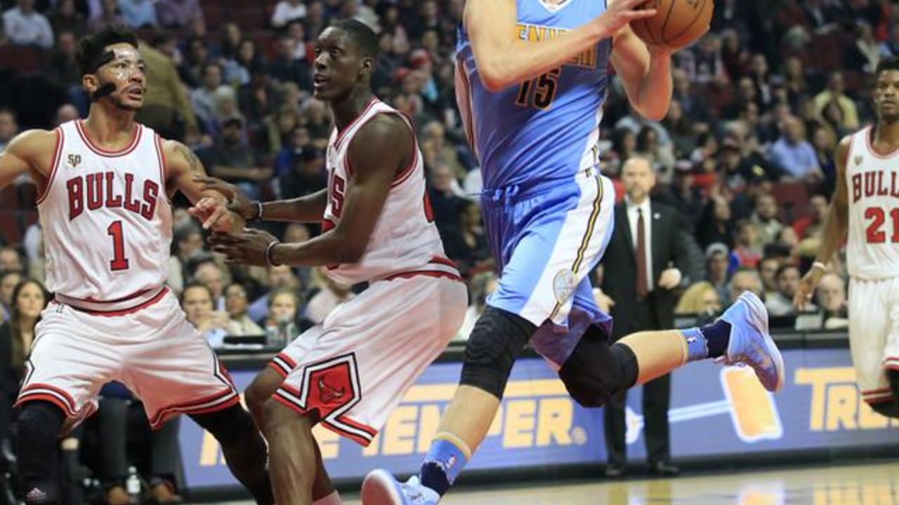 Nikola Jokić u prodoru na koš Čikako Bulsa