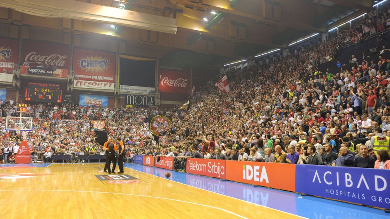 Navijači Crvene zvezde u dvorani Pionir