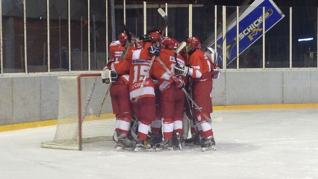 Hokejaši Crvene zvezde slave pobedu u večitom derbiju sa Partizanom