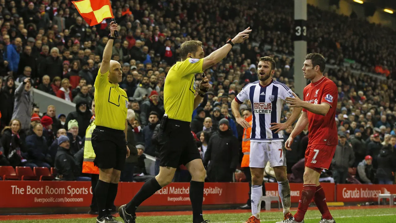 Pomoćni sudija na meču Liverpul - VBA podiže zastavicu za ofsajd posle konsultacija sa glavnim arbitrom Kregom Posonom