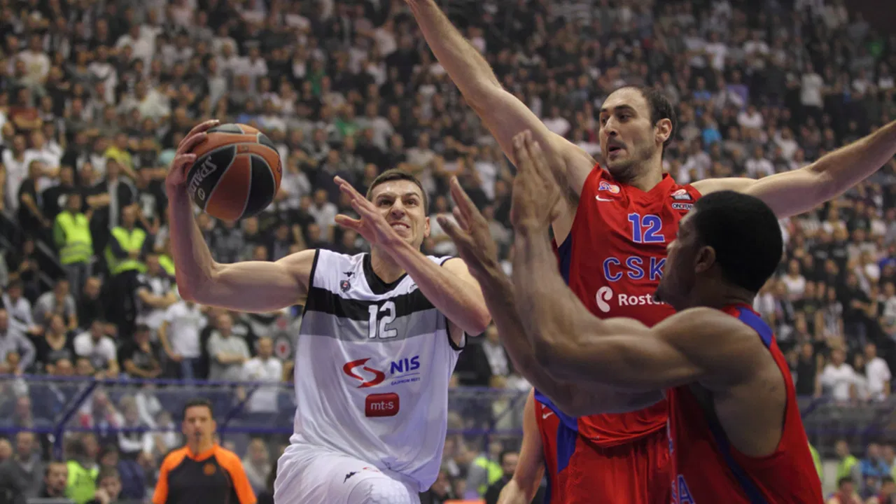 Dragan Milosavljević i Nenad Krstić u meču Evrolige između Partizana i CSKA u sezoni 2013-14.
