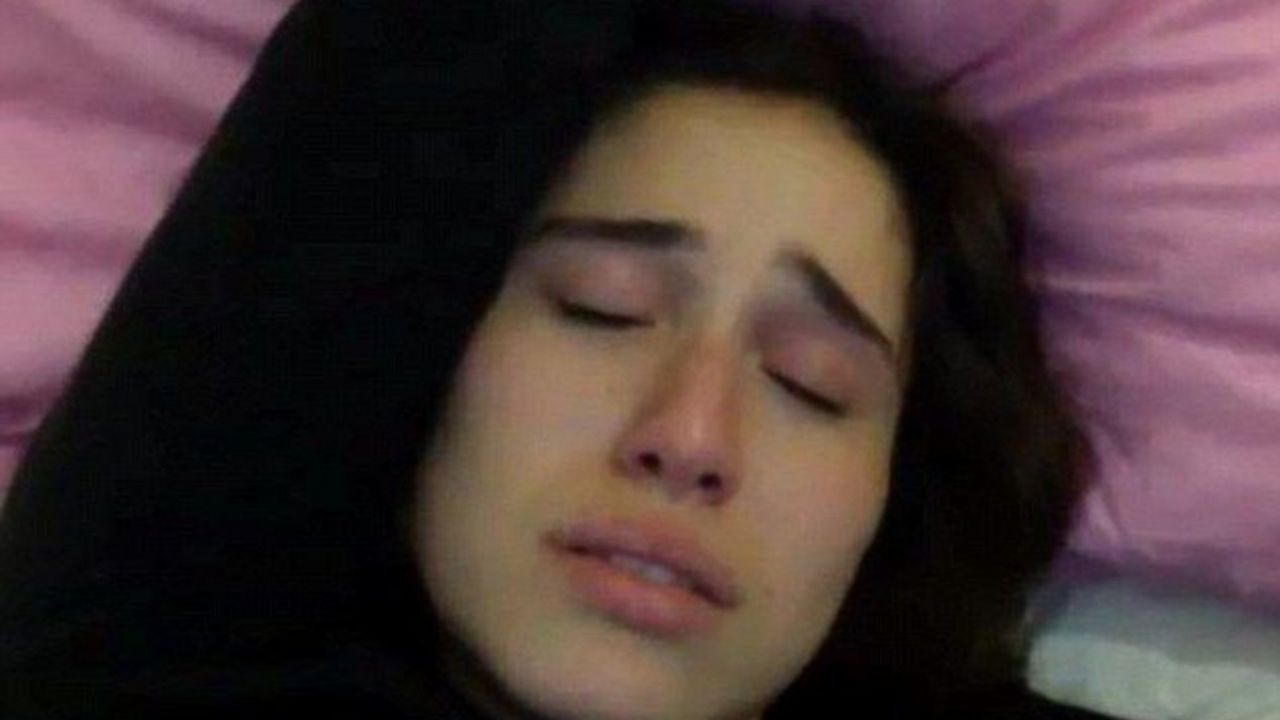 devojka plače pred kamerom