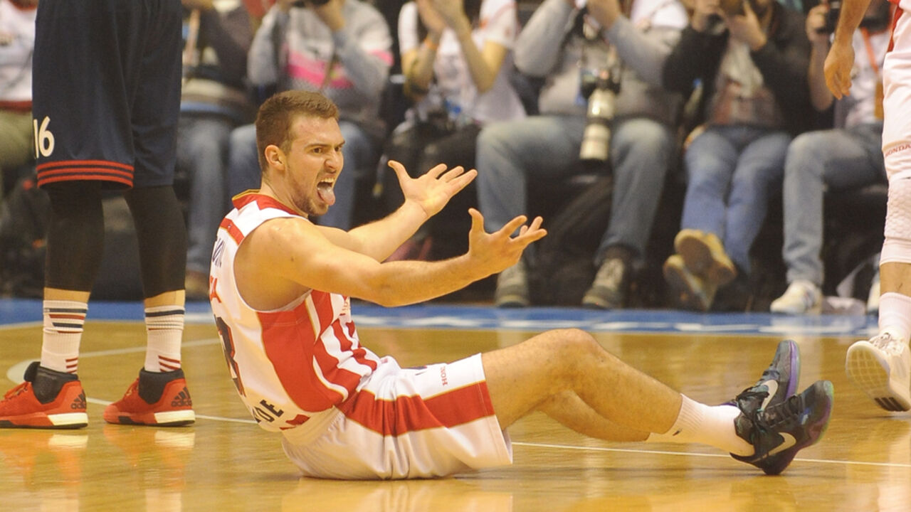 Marko Gudurić slavi trojku za preokret u meču Crvena zvezda - Bajern