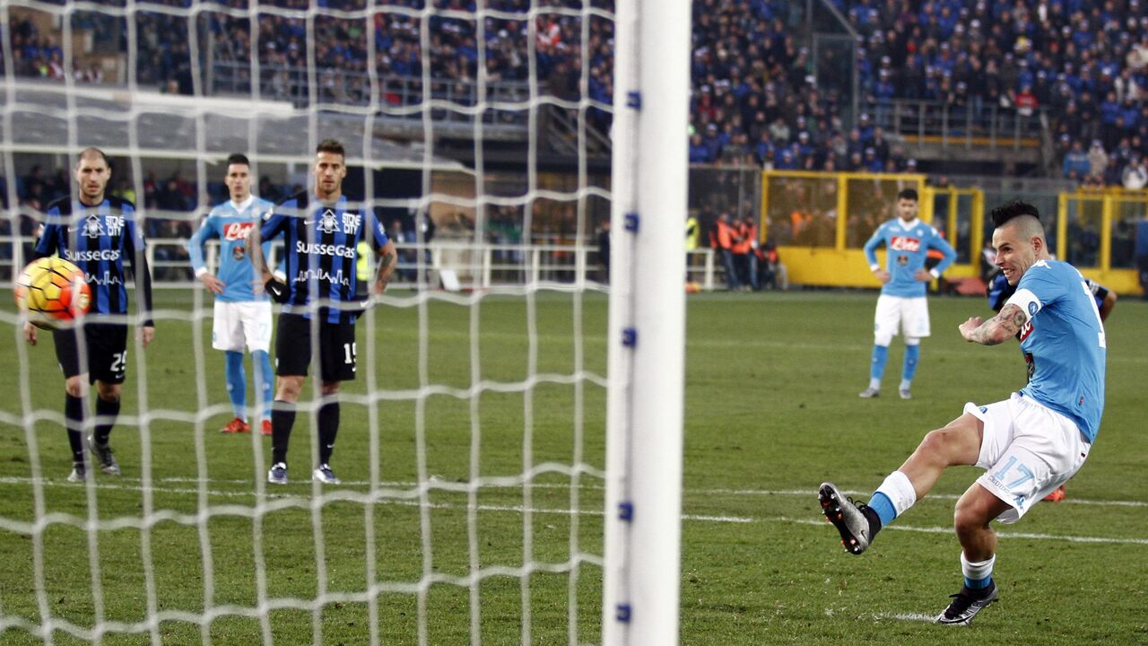 Marek Hamšik šutira penal u meču Atalanta - Napoli