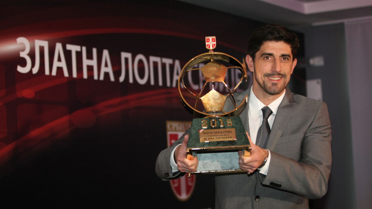 Veljko Paunović sa nagradom za najboljeg domaćeg trenera u 2015. godini