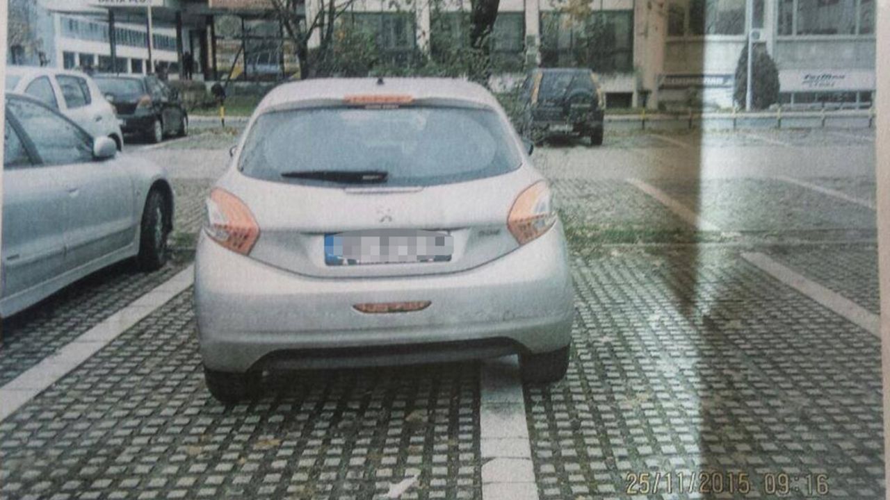 Automobil na parkingu