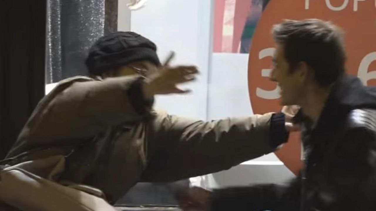 baka beskućnik grli momka koji joj je dao novac