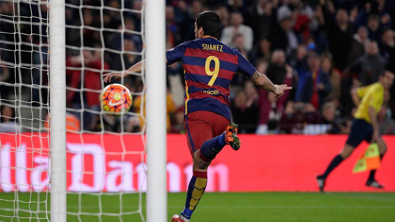Luis Suarez postiže gol u meču Barselona - Betis