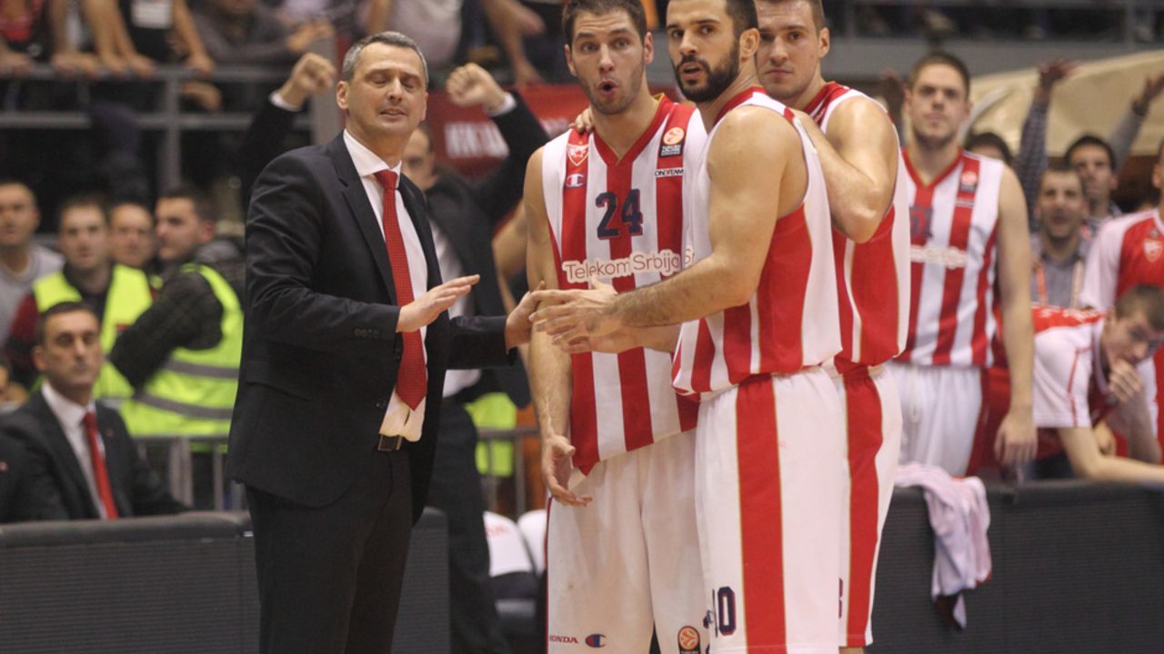 Dejan Radonjić u razgovoru sa svojim igračima Stefanom Jovićem, Brankom Lazićem i Markom Gudurićem