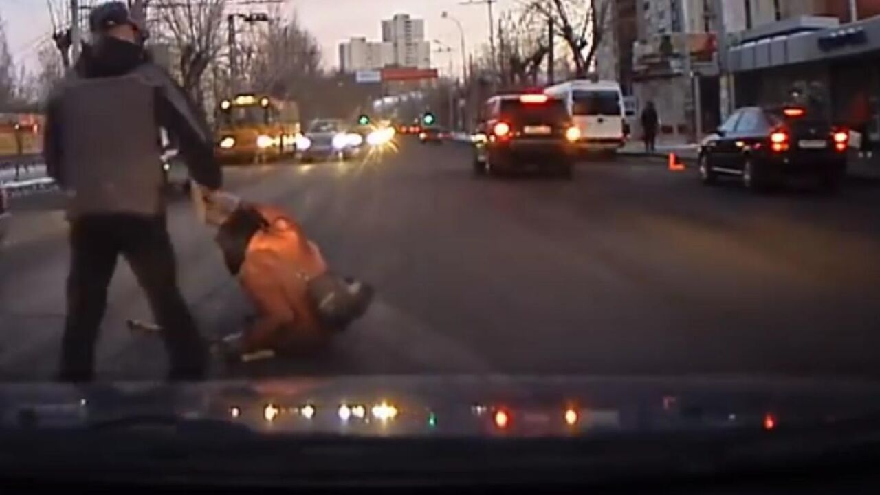 Čovek pomaže čoveku na kolovozu