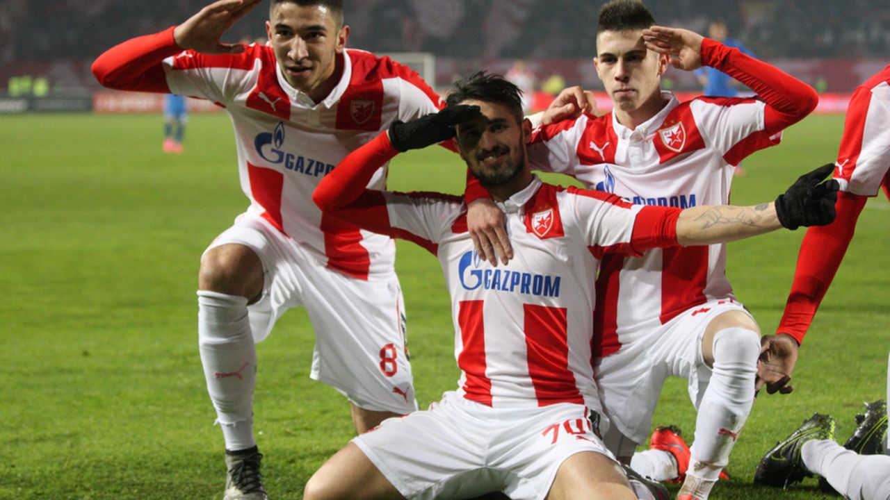 Marko Grujić sa saigračima proslavlja gol Vijeire