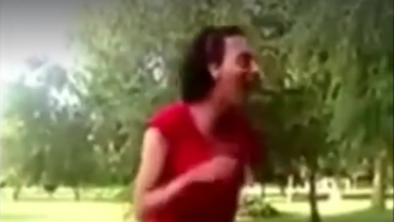 momak u crvenom kombinezonu