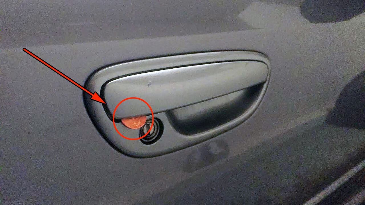 Novčić u bravi automobila