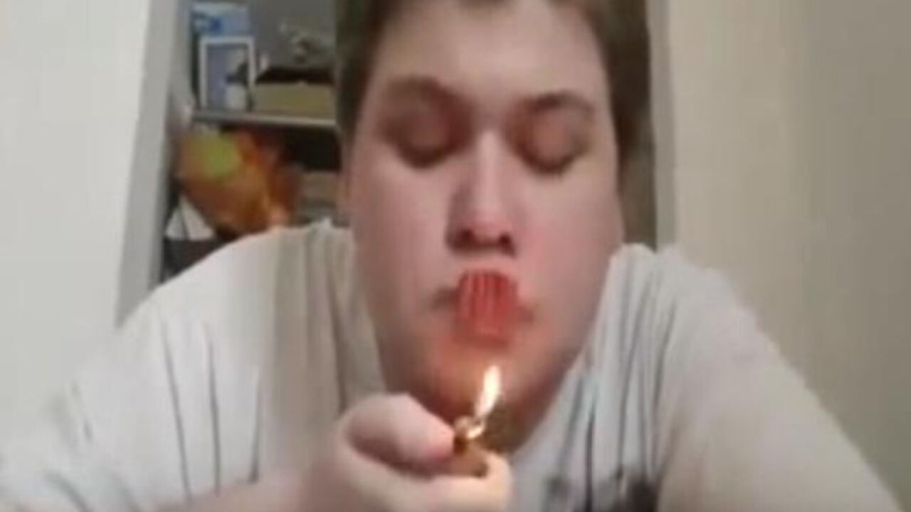 dečak i petarde